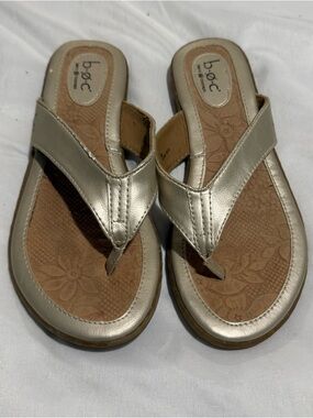 Metallic brushed gold flip flops sandals